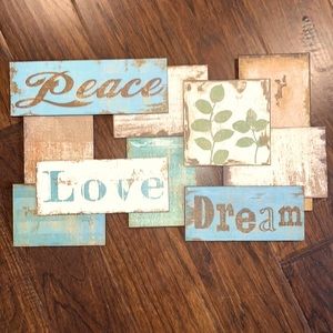 Wall decor “Peace Love Dream” with hangers